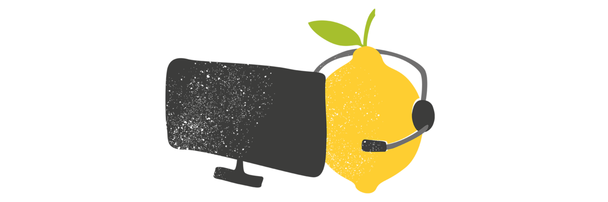 Eine Zitrone sitzt vor einem PC und trägt HeadSets