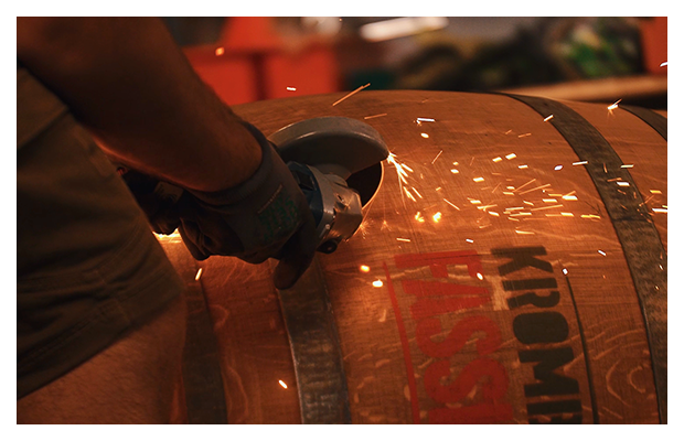 Holzfass wird geflext mit Funken