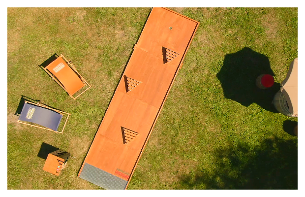 Vogelperspektive einer Holzgolfbahn mit dreiecksartigen Hindernissen.