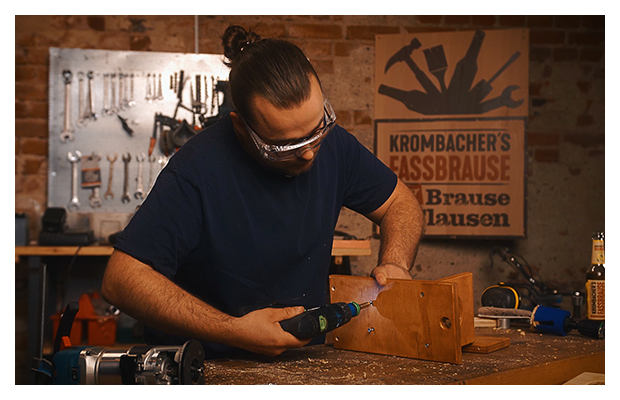Alle Holzbretter werden zusammen zu einem Vogelhäuschen montiert.