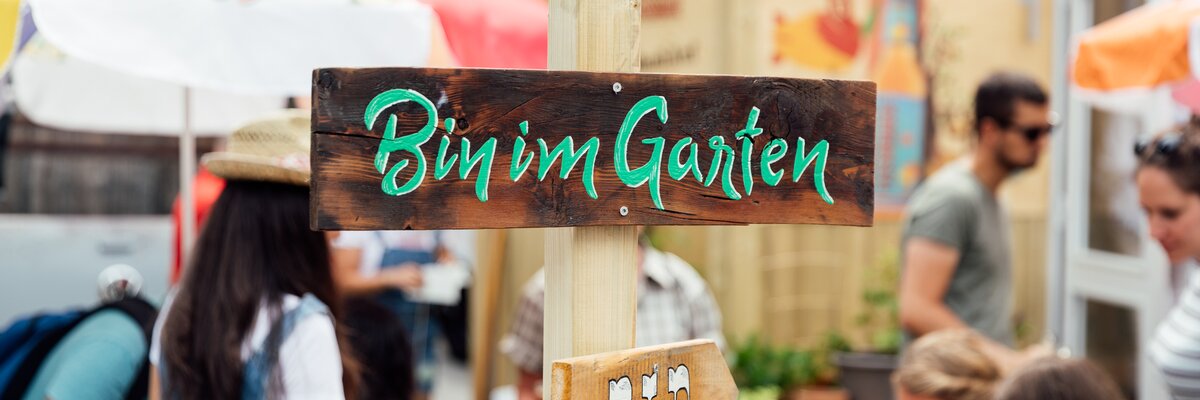 Holzschild mit Text: bin im Garten