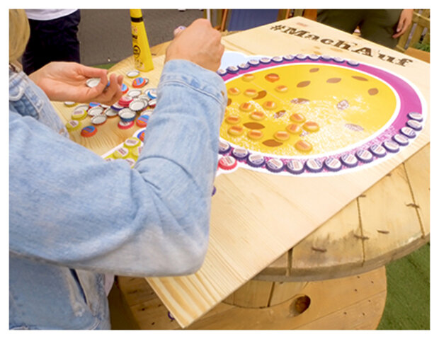 Kronkorken in einem Kreis gelegt 