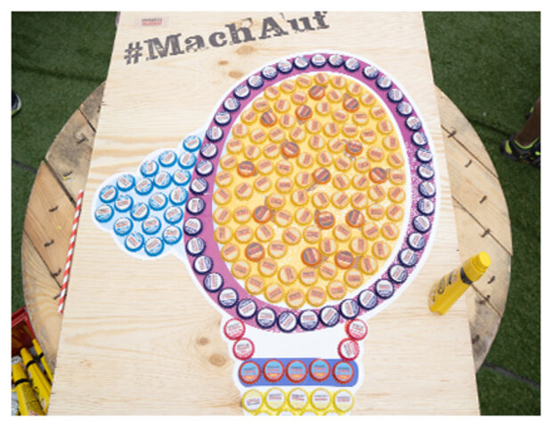 Aus Kronkorken wurde ein Bild gelegt