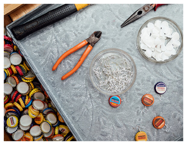 Werkzeuge und Kronkorken auf einem Tisch