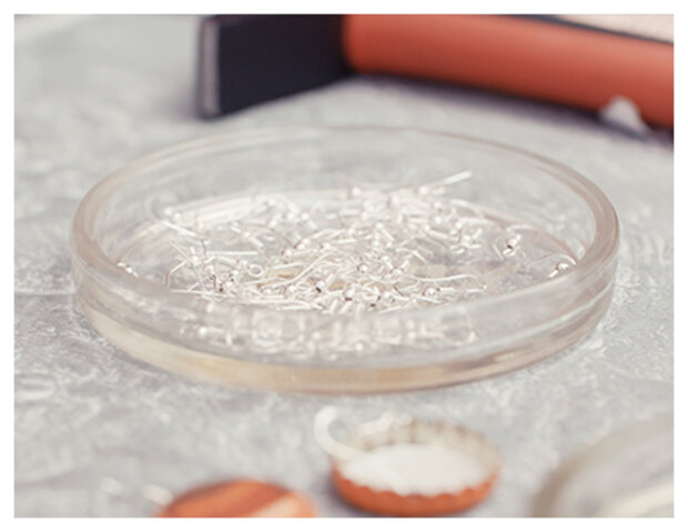 Ohrringstecker in einer runden Box