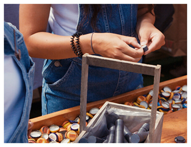 Zwei Hände halten Magnete