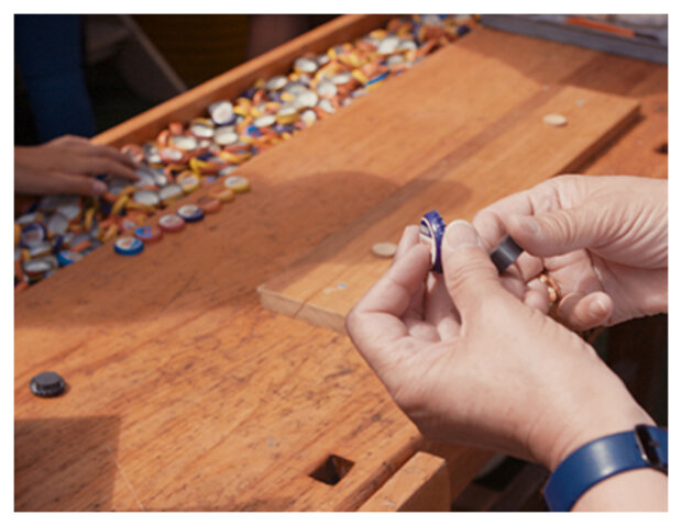 Magnet wird an Kronkorken geklebt