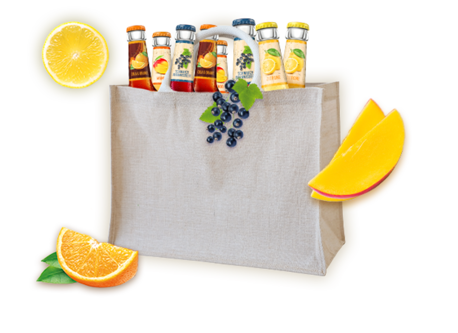 Eine helle Tragetasche mit mehreren Flaschen Getränken, darunter Limonade und Eistee, sowie frischen Früchten wie Orangen und einer Mango. Die Flaschen sind mit verschiedenen Fruchtgeschmacksetiketten versehen.