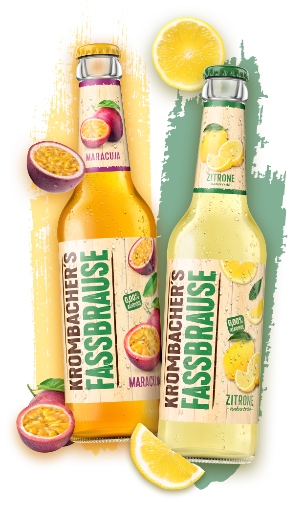 Zwei Fassbrauseflaschen Krombacher Maracuja und Zitrone mit Zitronenscheiben und Maracujafrüchten.