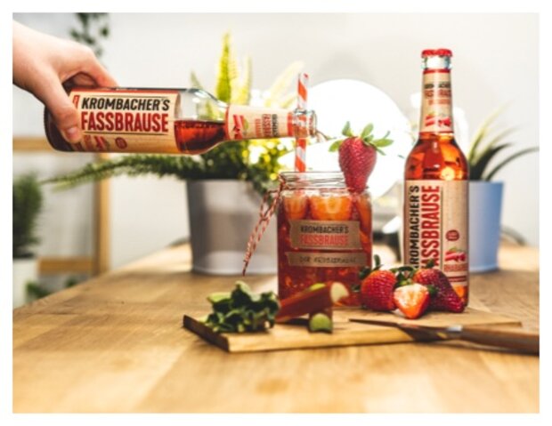 Zwei Krombacher Fassbrause Rhabarber mit Cocktailglas