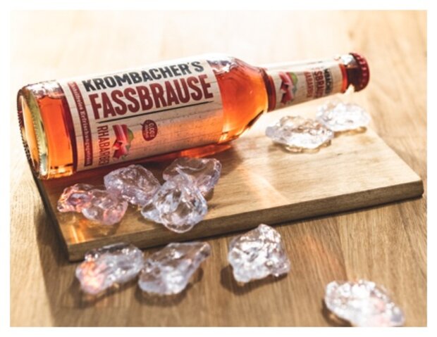 Liegende Krombacher Fassbrause Rhabarber