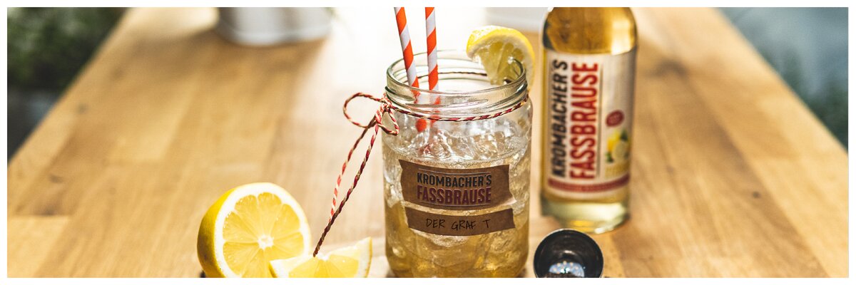 Cocktailglas mit Fassbrause Zitrone angerichtet mit Zitronenscheiben