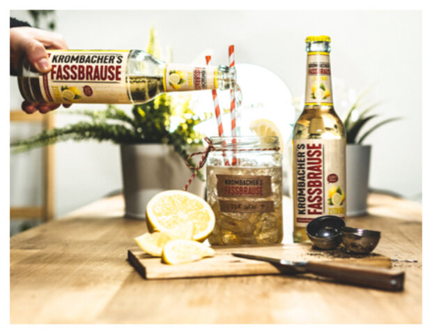 Fassbrause Zitrone angerichtet mit Cocktailglas und Zitronenscheiben