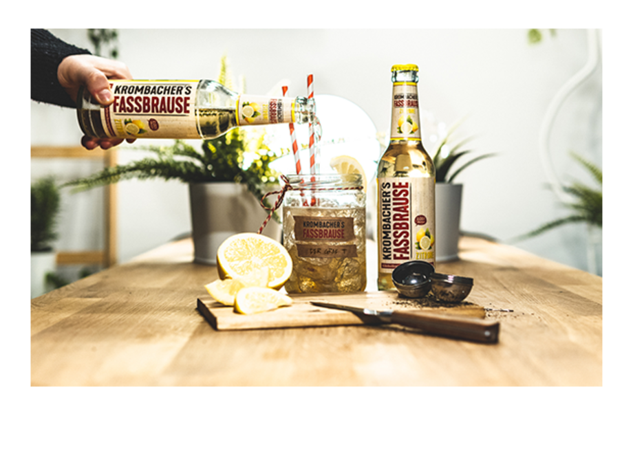 Fassbrause Zitrone angerichtet mit Cocktailglas und Zitronenscheiben