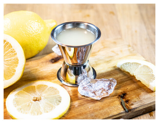 Zitronensaft mit Zitronenscheiben und Eiswürfeln