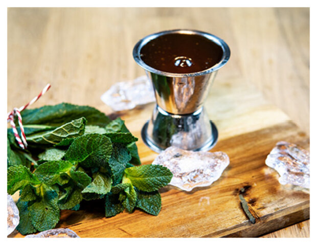 Minzbündel und Honig in Behälter