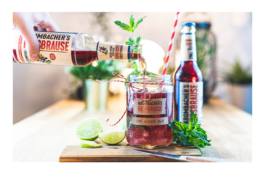 Krombacher Fassbrause Schwarze Johannisbeere als Drink gemixt.