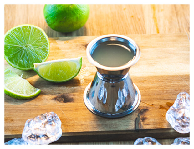 Limettensaft mit Limettenscheiben