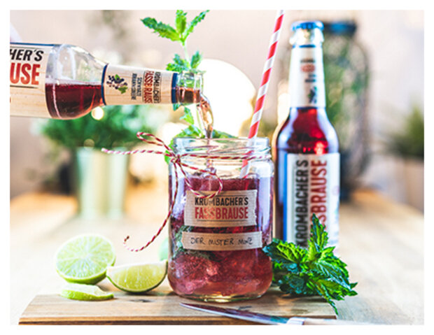 Krombacher Fassbrause Schwarze Johannisbeere als Drink gemixt.