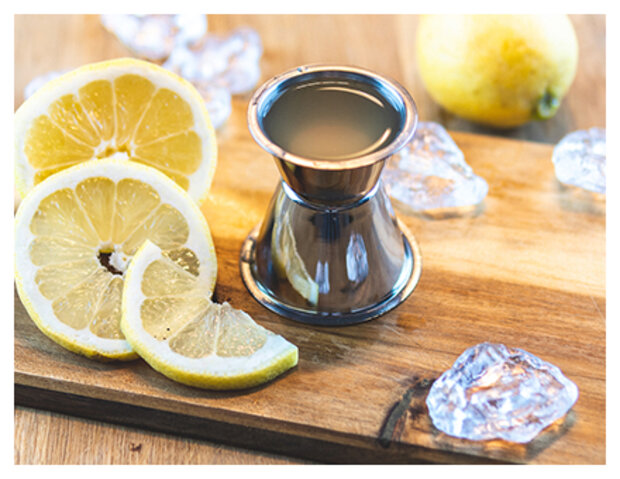 Zitronensaft mit zitronenscheiben