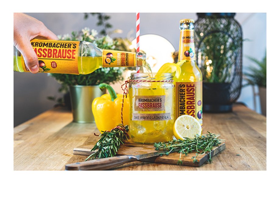 Krombacher fassbrause Maracuja mit Cocktailglas und Maracujafrüchten und Text: Papperlapaprika