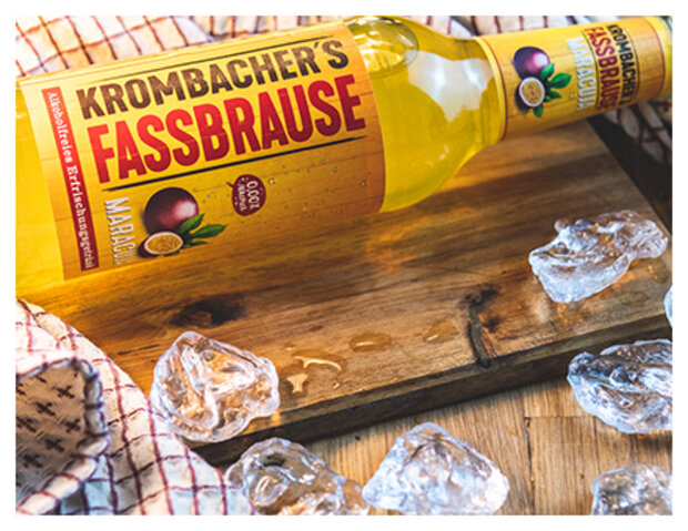 Liegende Krombacher fassbrause Maracuja mit Eiswürfeln