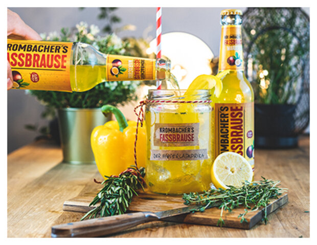 Krombacher fassbrause Maracuja mit Cocktailglas und Maracujafrüchten und Text: Papperlapaprika