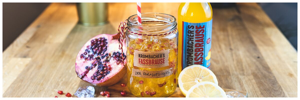 Cocktail mit Krombacher Fassbrause Mango und Text: paradiesvogel