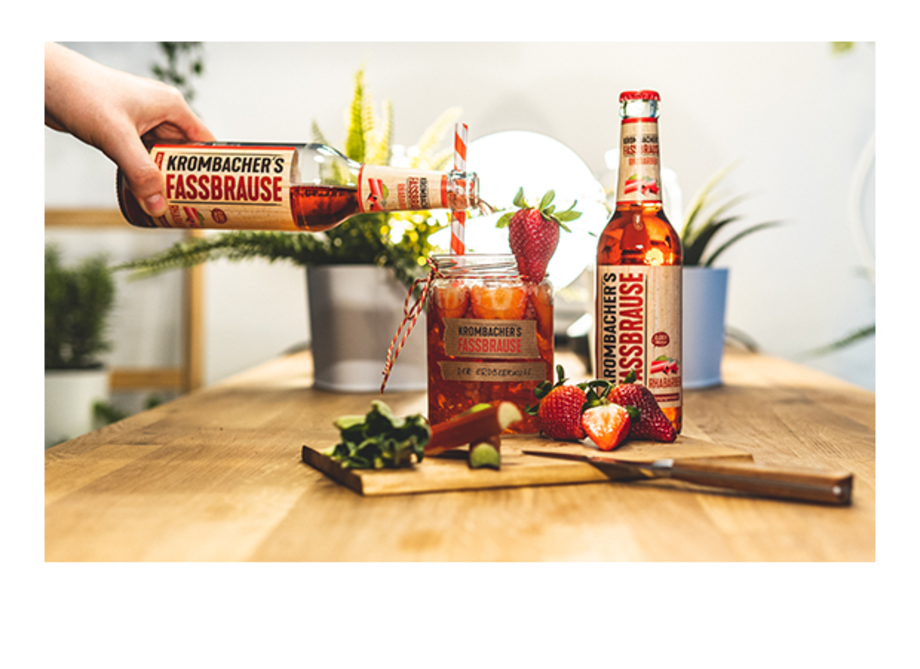 Zwei Krombacher Fassbrause Rhabarber mit Cocktailglas