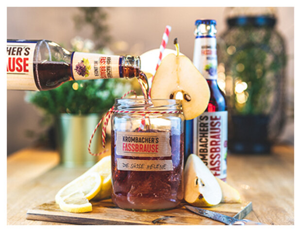 Angerichetet Fassbrause Holunder mit Drinkglas.