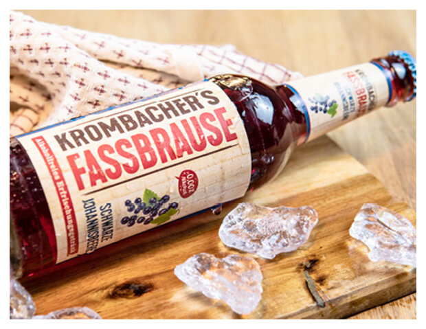 Liegende Krombacher Fassbrause Schwarze Johannisbeere