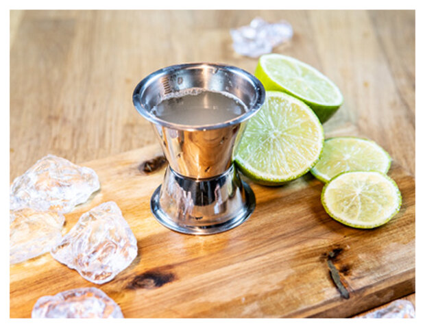 Limettensaft mit Limettenscheiben