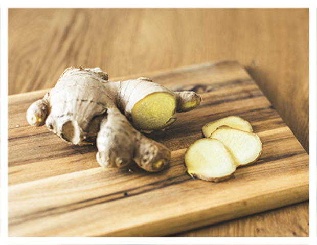 Ingwerknollen auf einem Holzbrett