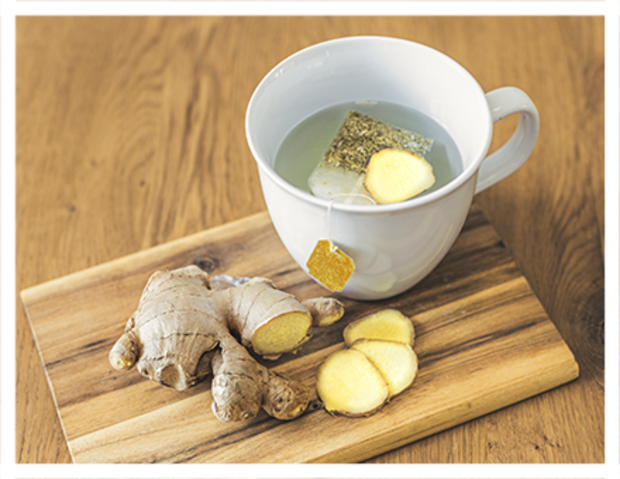 Tee und Wasser in einer kleinen Tasse mit Ingwer