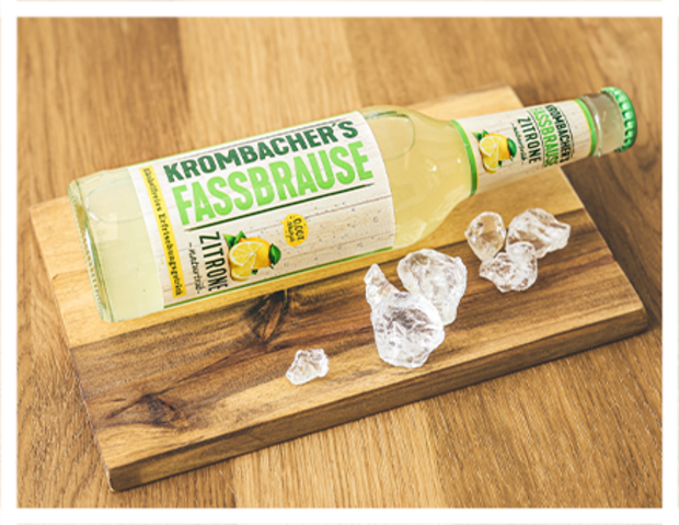 Liegende Krombacher Fassbrause Zitrone Naturtrüb mit Eiswürfeln und Minze