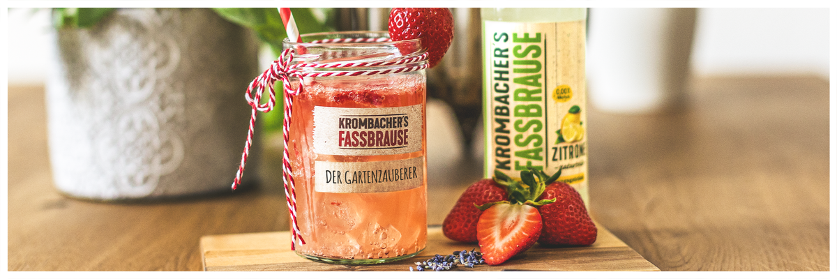 Cocktailglas mit rotem Getränk und Fassbrause zitrone Naturtrüb und Text: der Gartenzauberer