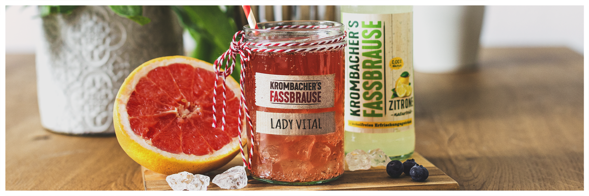 Cocktailglas mit rotem Getränk und Fassbrause Zitrone naturtrüb und Text: Lady Vital