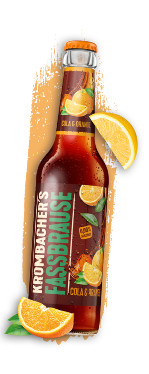Flasche Krombachers fassbrause Cola-Orange mit Orangenscheiben.
