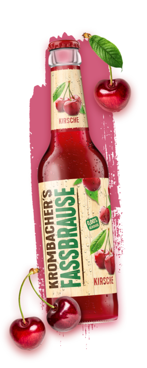 Eine Flasche Krombacher Fassbrause Kirsch mit einem Etikett, das Kirschen zeigt. Neben der Flasche sind zwei rote Kirschen und ein grünes Blatt sichtbar.