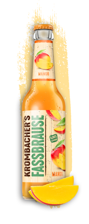Eine Flasche Mango Fassbrause mit aufgeschnittenen Mangos.