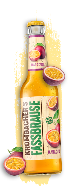 Eine Krombacher Fassbrause Maracuja mit aufgeschnittenen Maracujas um die Flasche.