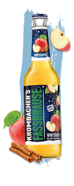 0,33l Flasche Krombachers Fassbrause Winterapfel, daneben ein roter Apfel und Zimtstangen.